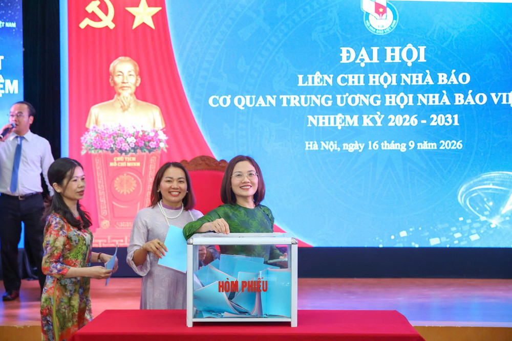 Các đại biểu tham dự bỏ phiếu tại Đại hội. Ảnh: Sơn Hải 1781857578991-8307156993572237324-g5687032138637076904-3f73bd04ea404bb5cf5038b38e27eecc-7445.jpg