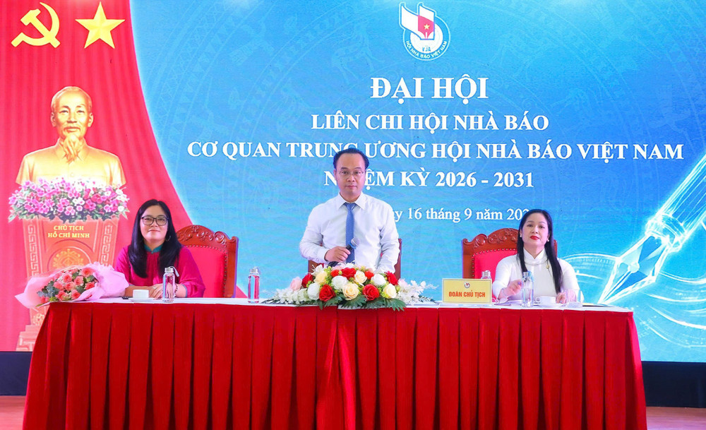 Đoàn Chủ tịch điều hành đại hội. Ảnh: Sơn Hải 1781857578991-8307156993572237324-g5687032138637076904-3f73bd04ea404bb5cf5038b38e27eecc-8775.jpg