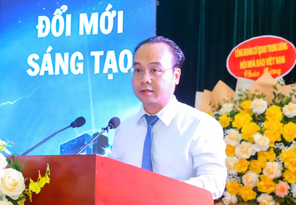 Đồng chí Trần Thái Sơn, Trưởng ban Nghiệp vụ và Truyền thông, Chủ tịch Liên Chi hội nhà báo cơ quan Trung ương Hội Nhà báo Việt Nam nhiệm kỳ 2020-2025 phát biểu tại Đại hội. Ảnh: Sơn Hải 1781857578991-8307156993572237324-g5687032138637076904-3f73bd04ea404bb5cf5038b38e27eecc-3439.jpg