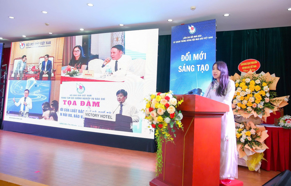Đồng chí Phan Hòa Giang trình bày tham luận tại Đại hội. Ảnh: Sơn Hải 1781857578991-8307156993572237324-g5687032138637076904-3f73bd04ea404bb5cf5038b38e27eecc-4214.jpg