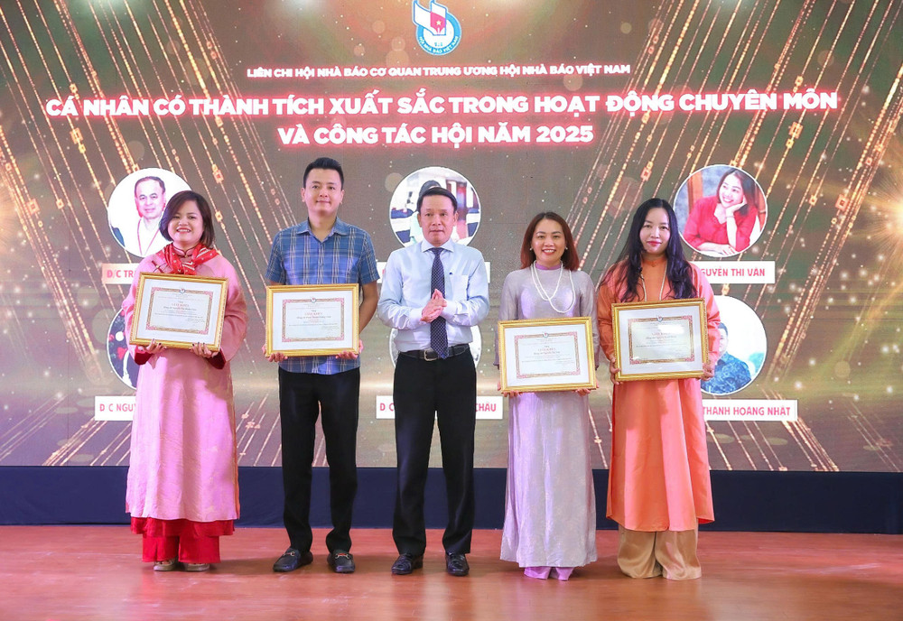 Khen thưởng cá nhân có thành tích xuất sắc trong công tác Hội nhiệm kỳ vừa qua. Ảnh: Sơn Hải 1781857578991-8307156993572237324-g5687032138637076904-3f73bd04ea404bb5cf5038b38e27eecc-5392.jpg