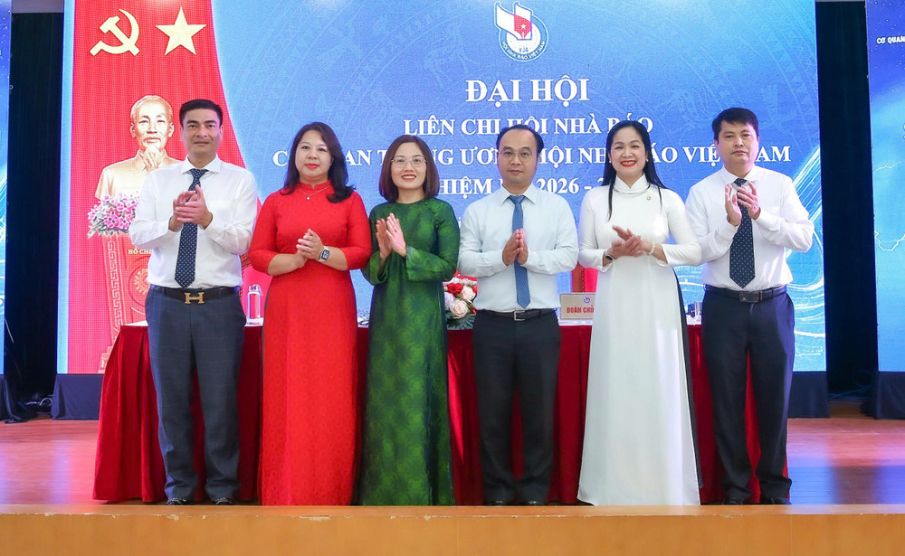 Ban Chấp hành Liên Chi hội khóa V ra mắt đại hội. Ảnh: Sơn Hải 1781857578991-8307156993572237324-g5687032138637076904-3f73bd04ea404bb5cf5038b38e27eecc-1870.jpg