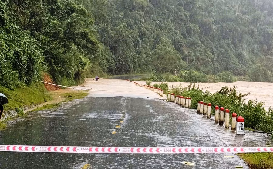 Nước sông Luồng (đoạn qua xã Nam Xuân) dâng cao khiến đường giao thông bị ngập. 2fd2ef8f-a133-4d21-b77e-79b4ea533e87.jpg