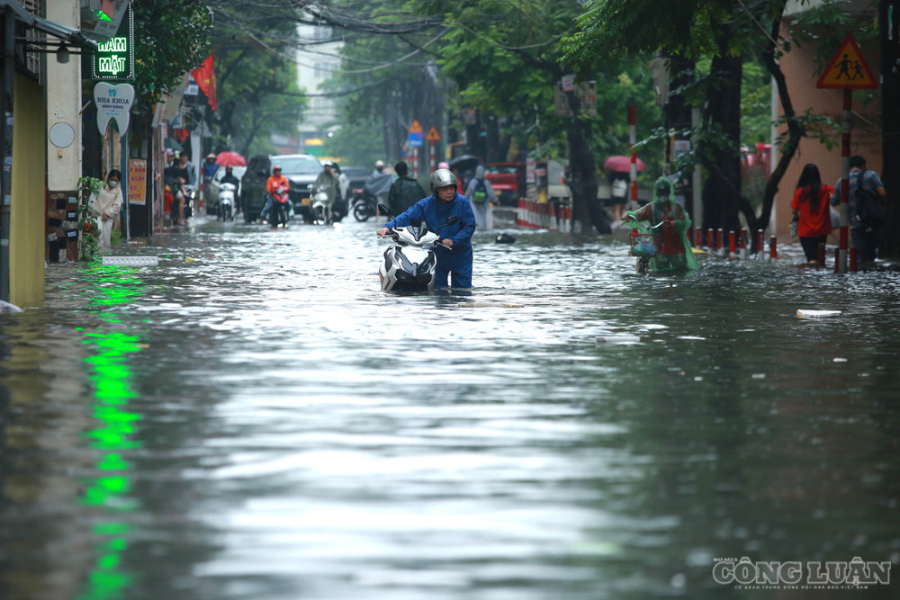 Mưa lớn khiến nhiều nơi tại Hà Nội bị ngập nước trong ngày 17/9. Ảnh: Quang Hùng clo_br_6r4a0498.jpg