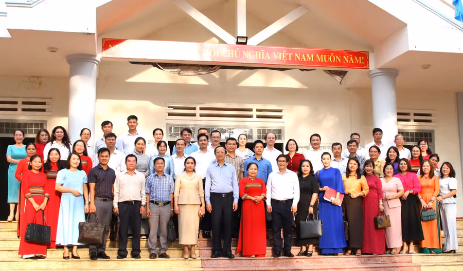 Đại diện các trường học, địa phương chụp hình lưu niệm cùng Đoàn công tác của Bộ GD&ĐT. (Ảnh: Thành Tâm)