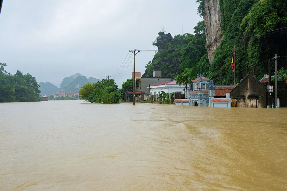 Mực nước trên sông Hoàng Long đang lên cao không bảo đảm an toàn cho người và phương tiện. Ảnh: Ngọc Linh 234.jpg
