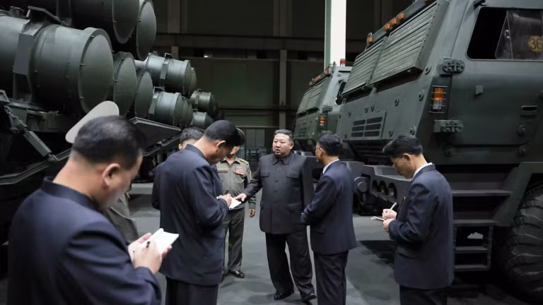 Nhà lãnh đạo Triều Tiên Kim Jong-un trong chuyến thị sát một số doanh nghiệp quốc phòng, ngày 18/9/2026.