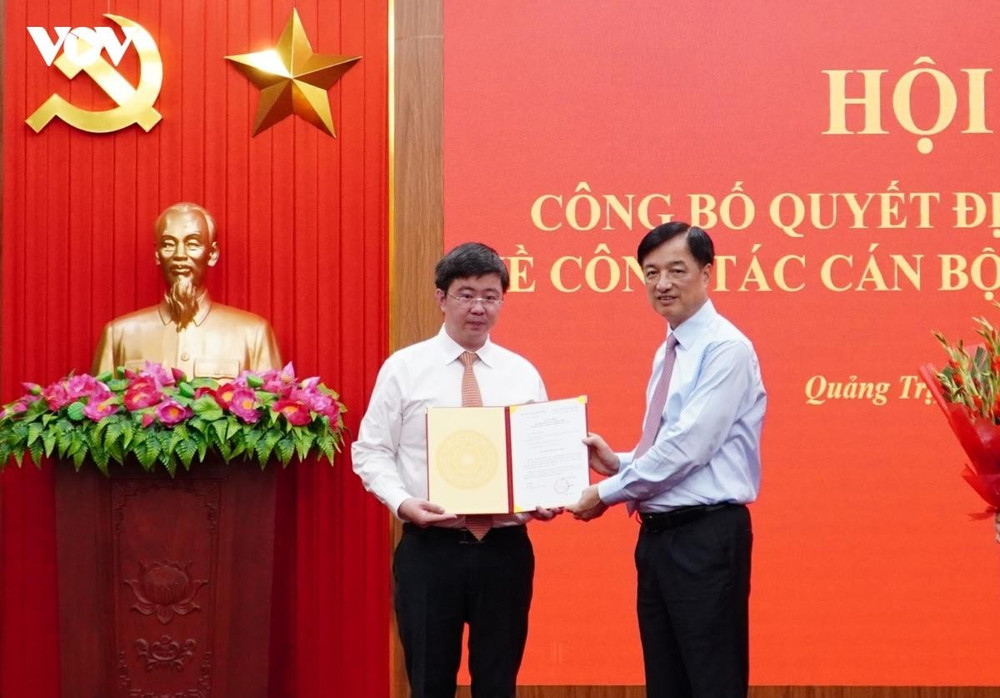 ong-nguyen-duy-ngoc-uy-vien-bo-chinh-tri-bi-thu-trung-uong-dang-truong-ban-to-chuc-trung-uong-trao-quyet-dinh-cho-ong-bui-hoang-phuong.jpg