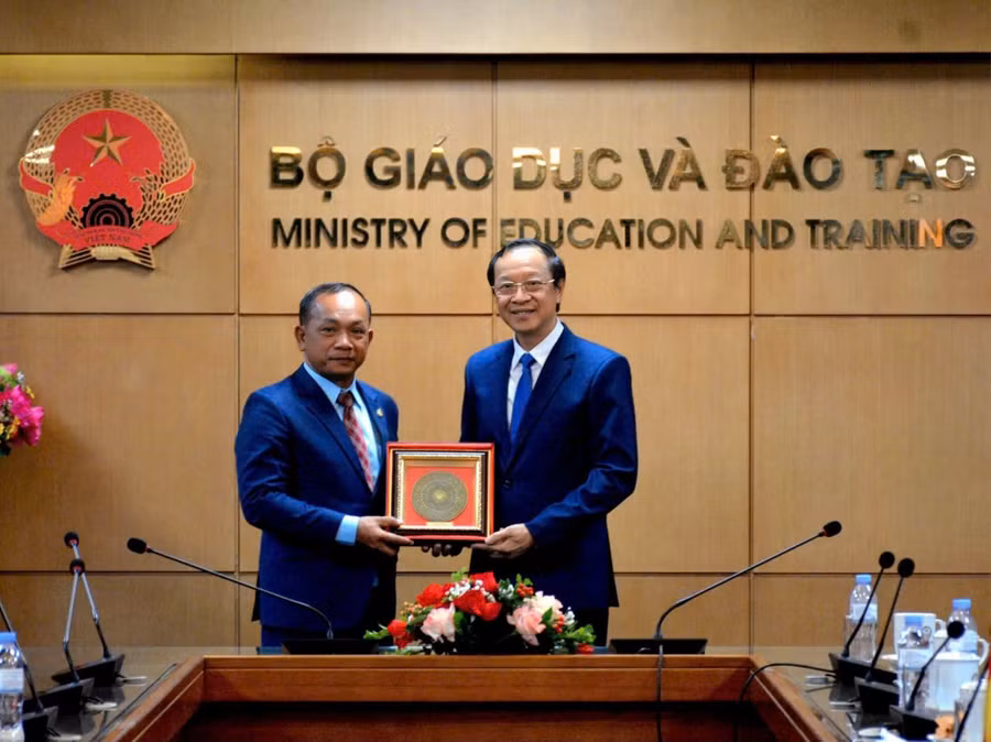 Thứ trưởng Thường trực Phạm Ngọc Thưởng và Quốc vụ khanh Chuon Chivann trao quà lưu niệm. 10.jpg