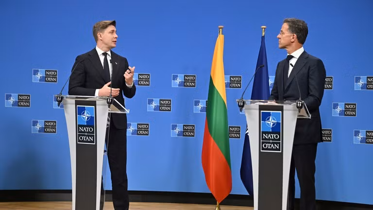 Tổng Thư ký NATO Mark Rutte (phải) và Thủ tướng Litva Mindaugas Sinkevicius tổ chức họp báo tại Brussels, ngày 29/9/2026.