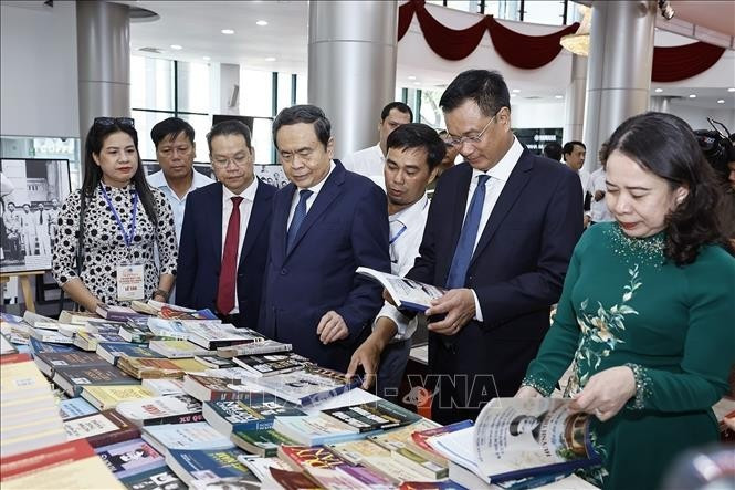 Chủ tịch Quốc hội Trần Thanh Mẫn, Phó Chủ tịch nước Võ Thị Ánh Xuân và đại biểu xem trưng bày sách về cụ Huỳnh Thúc Kháng tại Lễ kỷ niệm. Ảnh: Doãn Tấn/TTXVN
