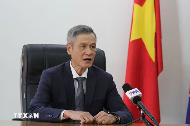 Đại sứ Nguyễn Minh Vũ trả lời phỏng vấn của phóng viên TTXVN thường trú tại Phnom Penh, Campuchia. (Ảnh: Minh Hưng/TTXVN)