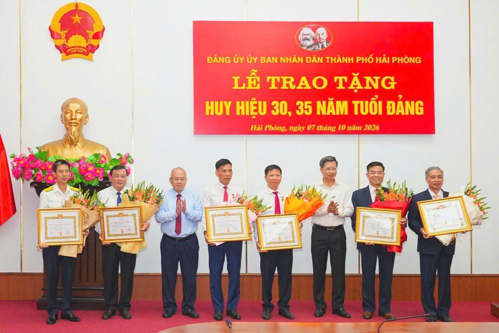 trao-huy-hieu.jpg