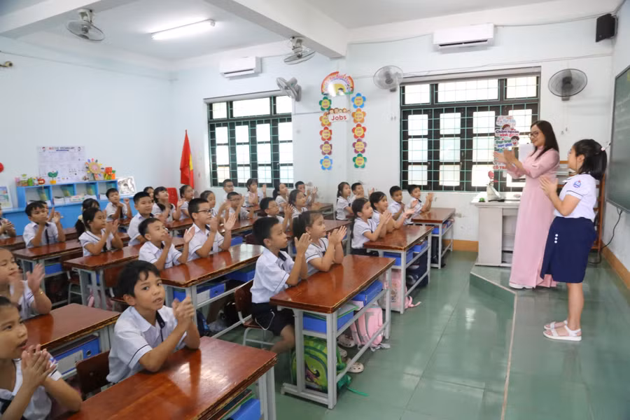 Với việc đưa tiếng Anh vào dạy môn Toán, với bài giảng hấp dẫn, cô Lê Thị Trà My tạo sự hứng khởi với học sinh. tieu-hoc-dong-phu-3-4888.jpg