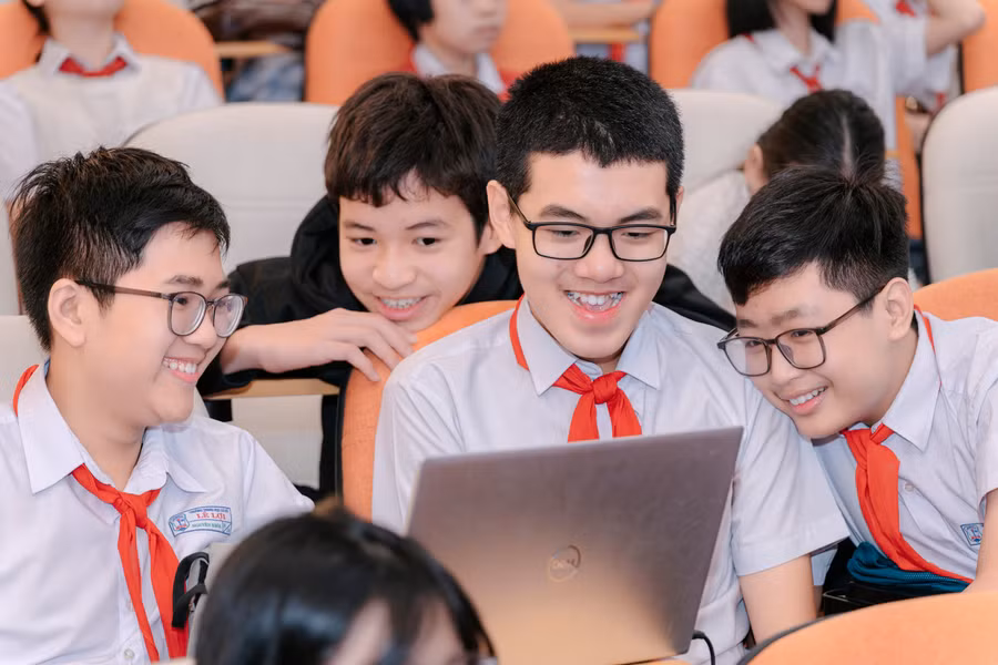 Các đội thi hào hứng, sẵn sàng thử sức với những ý tưởng ứng dụng AI trong học tập, cộng đồng tại cuộc thi.
