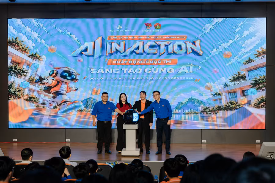 Các đại biểu thực hiện nghi thức phát động cuộc thi “Sáng tạo cùng AI 2026”. anh-3.jpg