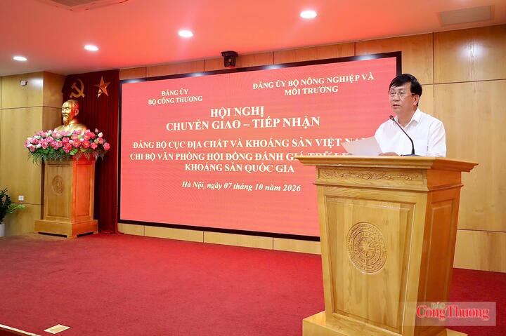 Đồng chí Phan Văn Bản, Phó Bí thư Chuyên trách Đảng ủy Bộ Công Thương phát biểu tại Hội nghị.