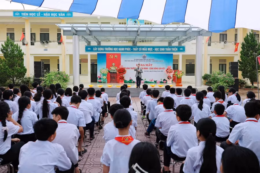 TS Nguyễn Văn Thanh trong một hoạt động truyền thông về giáo dục kỹ năng sống cho học sinh. Ảnh: NVCC. van-dinh.jpg