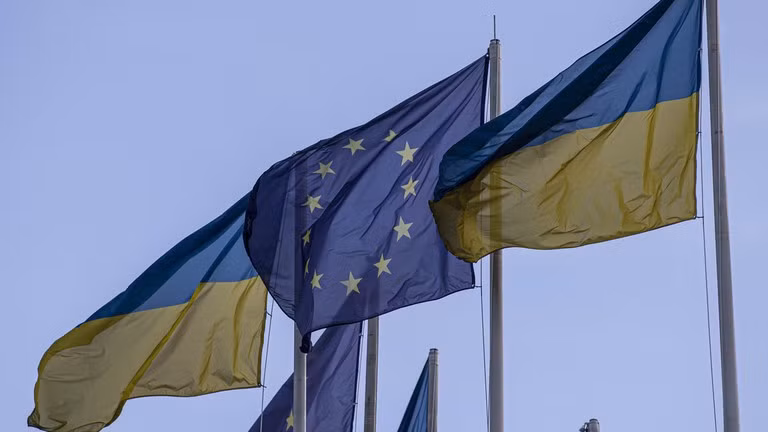 Lá cờ Ukraine và EU.
