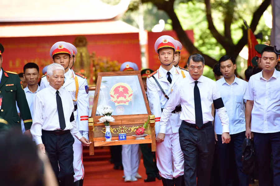 Nguyên Chủ tịch nước Nguyễn Minh Triết và Thủ tướng Lê Minh Hưng đưa hài cốt các Anh hùng liệt sĩ rời công viên Lê Thị Riêng. (Ảnh: BTC) 1791942658161-7408096721771071707-g4396537733078031894-966d2913018297f617abd83b06a9515c.jpg