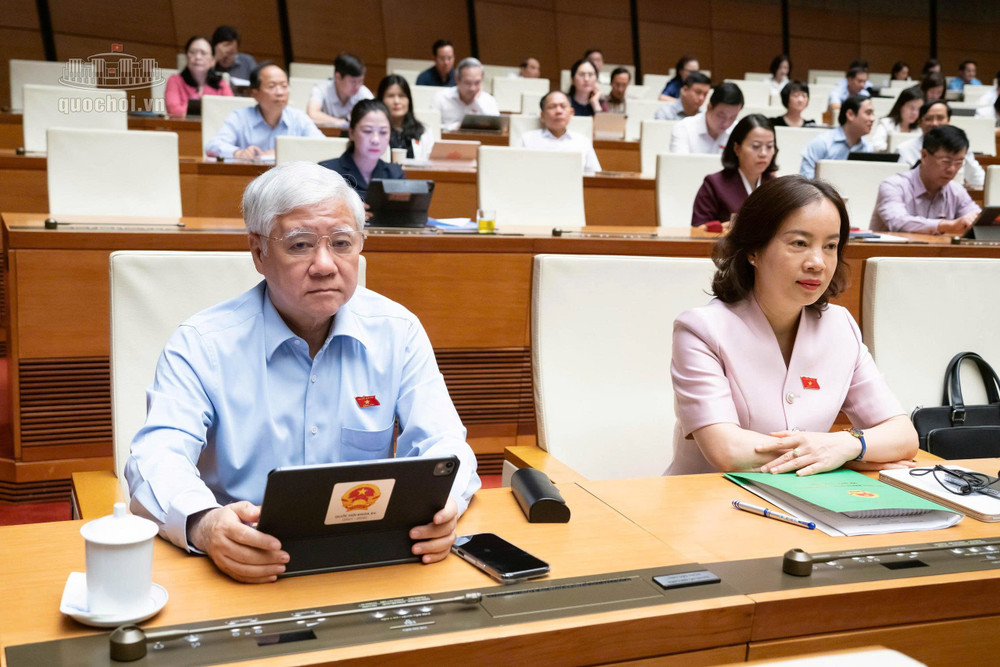 Phó Chủ tịch Thường trực Quốc hội Đỗ Văn Chiến và các đại biểu tham dự phiên họp. Ảnh QH. 52.jpg