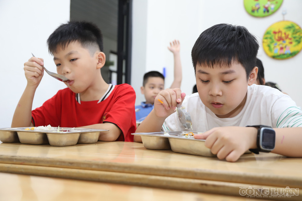 Một quy định khác đáng chú ý là học sinh thuộc địa bàn tuyển sinh nhưng không học tại cơ sở giáo dục gần nhà mà tự nguyện theo học tại trường cùng loại hình ở xa hơn sẽ không được xét hưởng chính sách dành cho học sinh, học viên bán trú. clo_br_img-5651.jpg