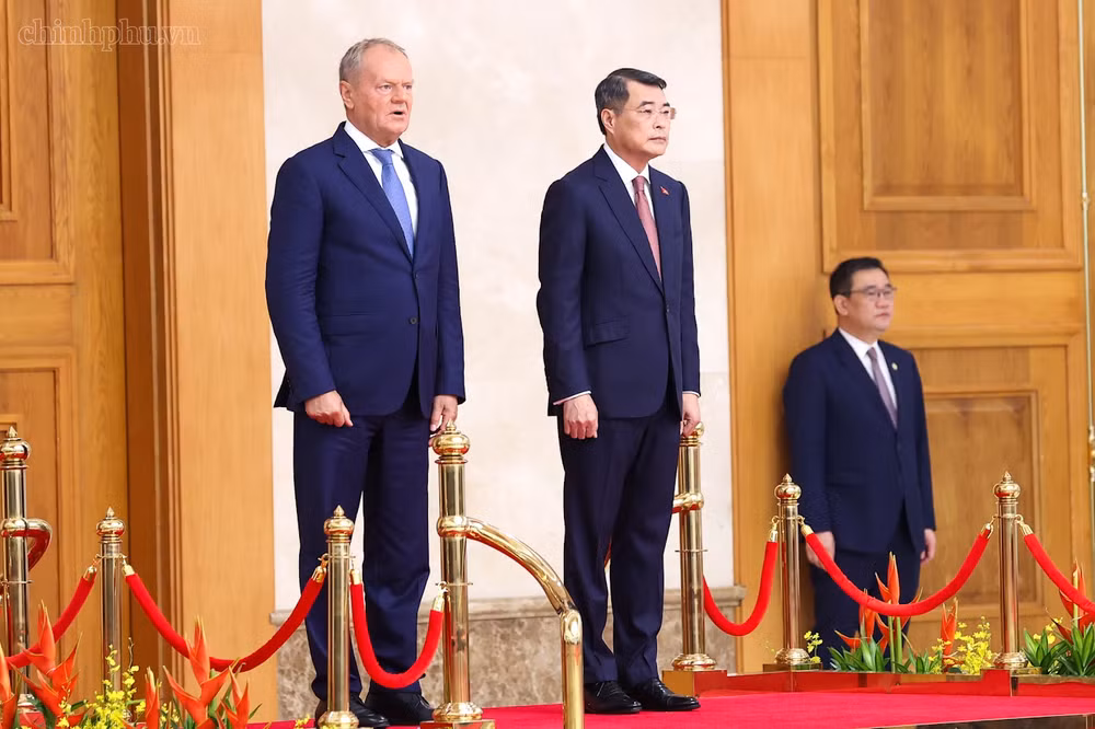 Thủ tướng Lê Minh Hưng và Thủ tướng Donald Tusk trên bục danh dự nghe Quân nhạc cử Quốc thiều hai nước. Ảnh: CP Thủ tướng Lê Minh Hưng và Thủ tướng Donald Tusk trên bục danh dự nghe Quân nhạc cử Quốc thiều hai nước. Ảnh: CP