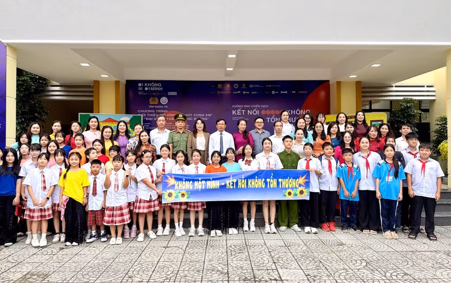 Đại biểu, giáo viên và học sinh Trường THCS Đồng Hải tham dự chương trình hưởng ứng chiến dịch “Không một mình năm 2026 – Kết nối không tổn thương”.
