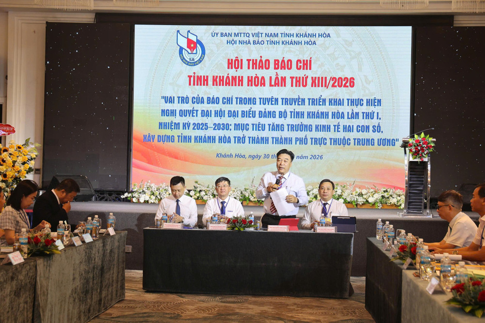 Các đại biểu tham dự điều hành hội thảo. ẢNH: VĐ hoi-thao.jpg