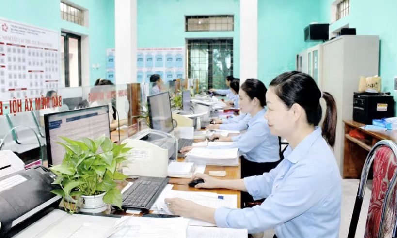 Cán bộ tại Trung tâm phục vụ hành chính công xã Vĩnh Thành, tỉnh Phú Thọ.