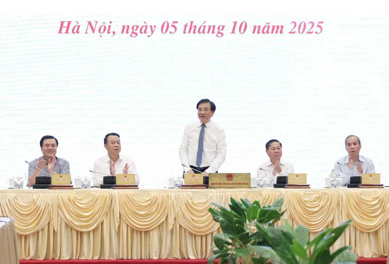 Bộ trưởng, Chủ nhiệm Văn phòng Chính phủ Trần Văn Sơn, người phát ngôn của Chính phủ chủ trì họp báo Chính phủ thường kỳ tháng 9. Ảnh: VGP/NB